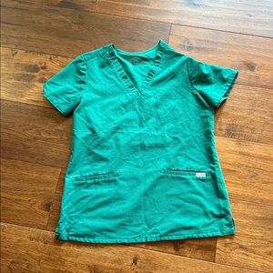 FIGS Casma Scrub Top in hunter green size small